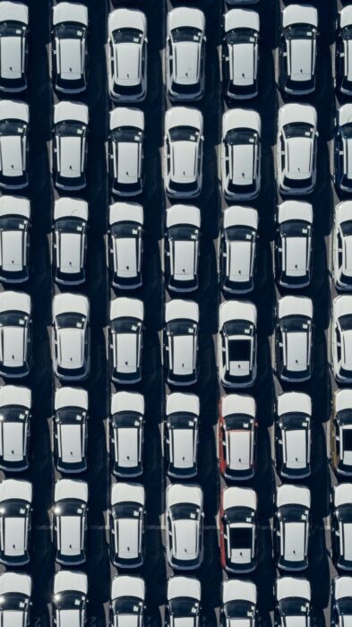 Auto nuove nell’UE: piccolo passo avanti di ibride ed elettriche